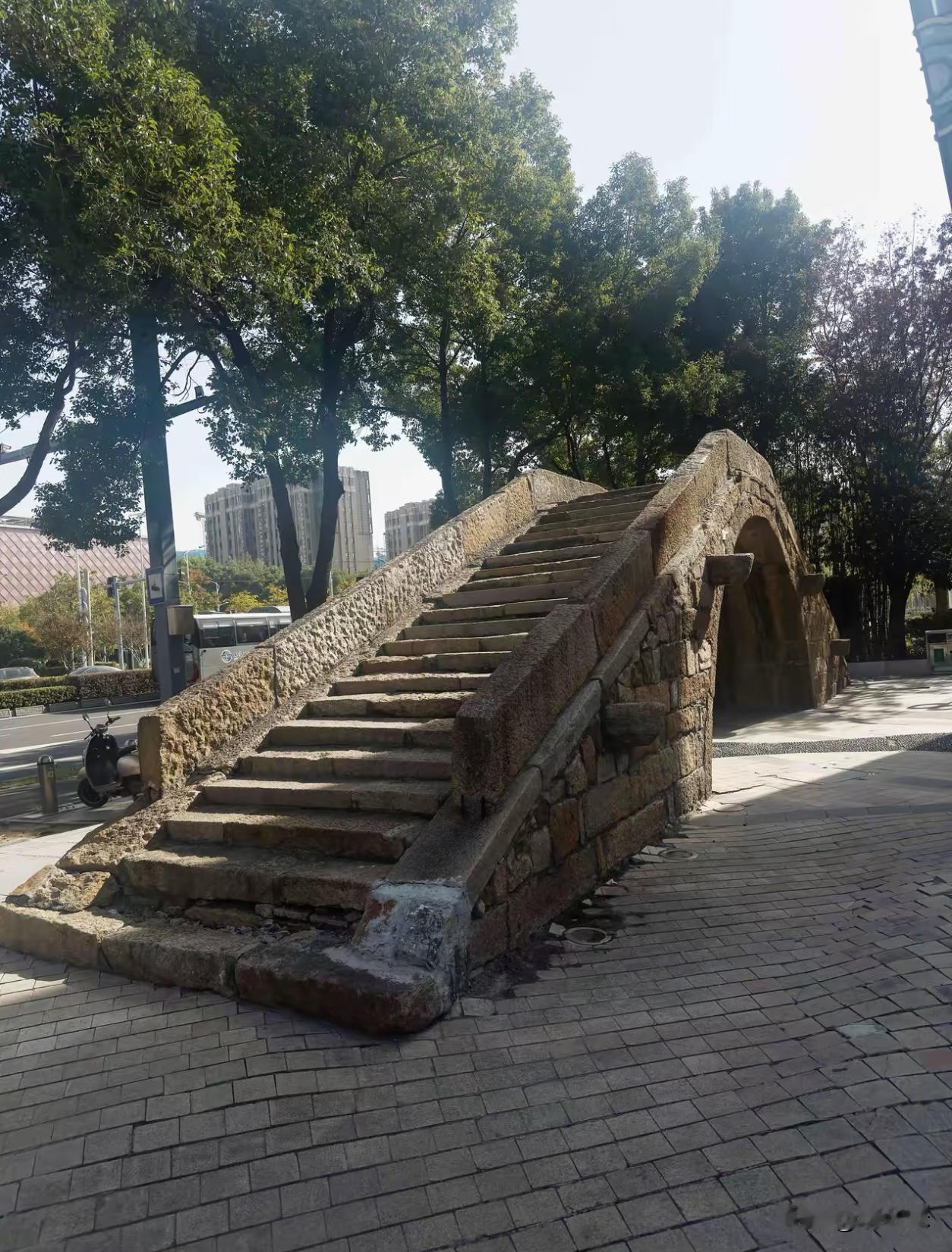 这是哪里的城市啊？做的挺好的，城市建设也没有破坏古建筑