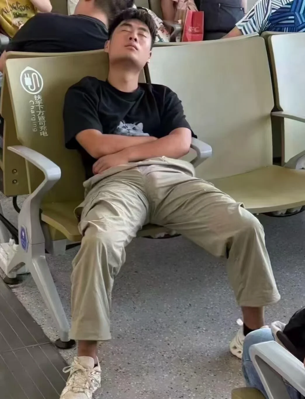 😂怎么叫醒他才显得不尴尬