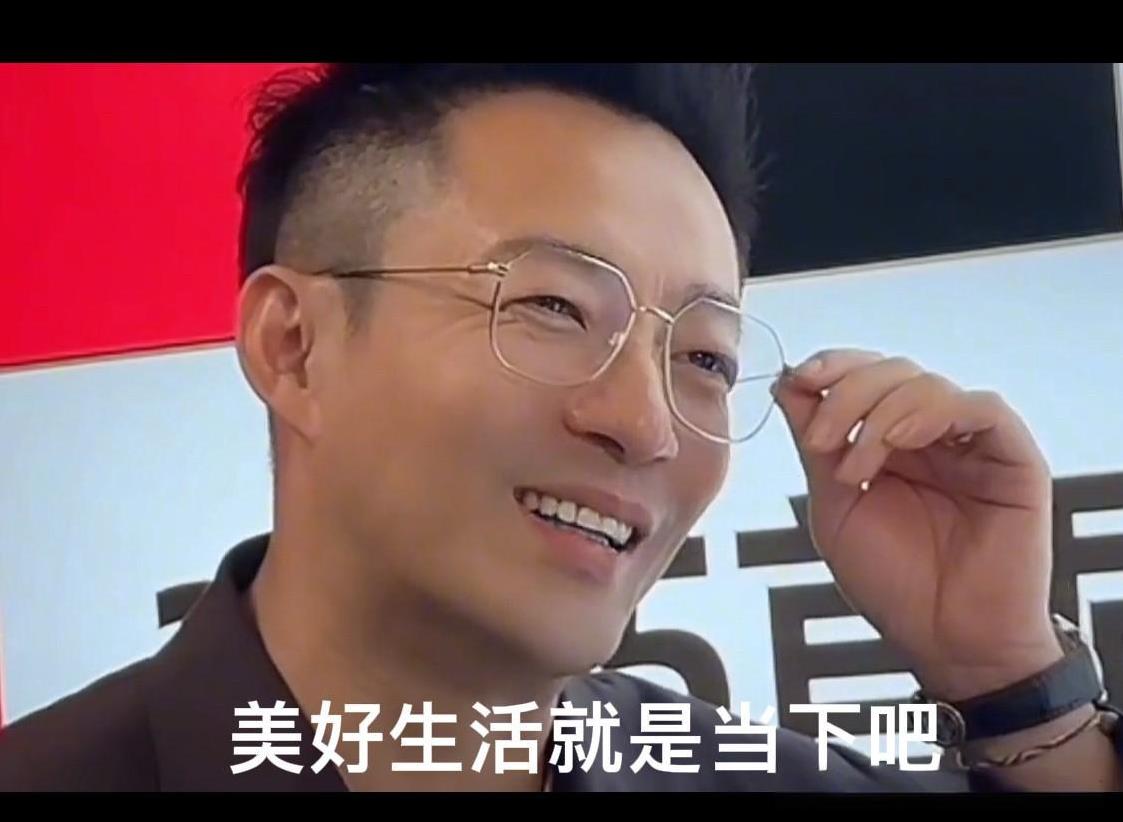 今天，寿星汪小菲接受了首届美好生活节的展会方的采访！在被问到在他心里，什么是美