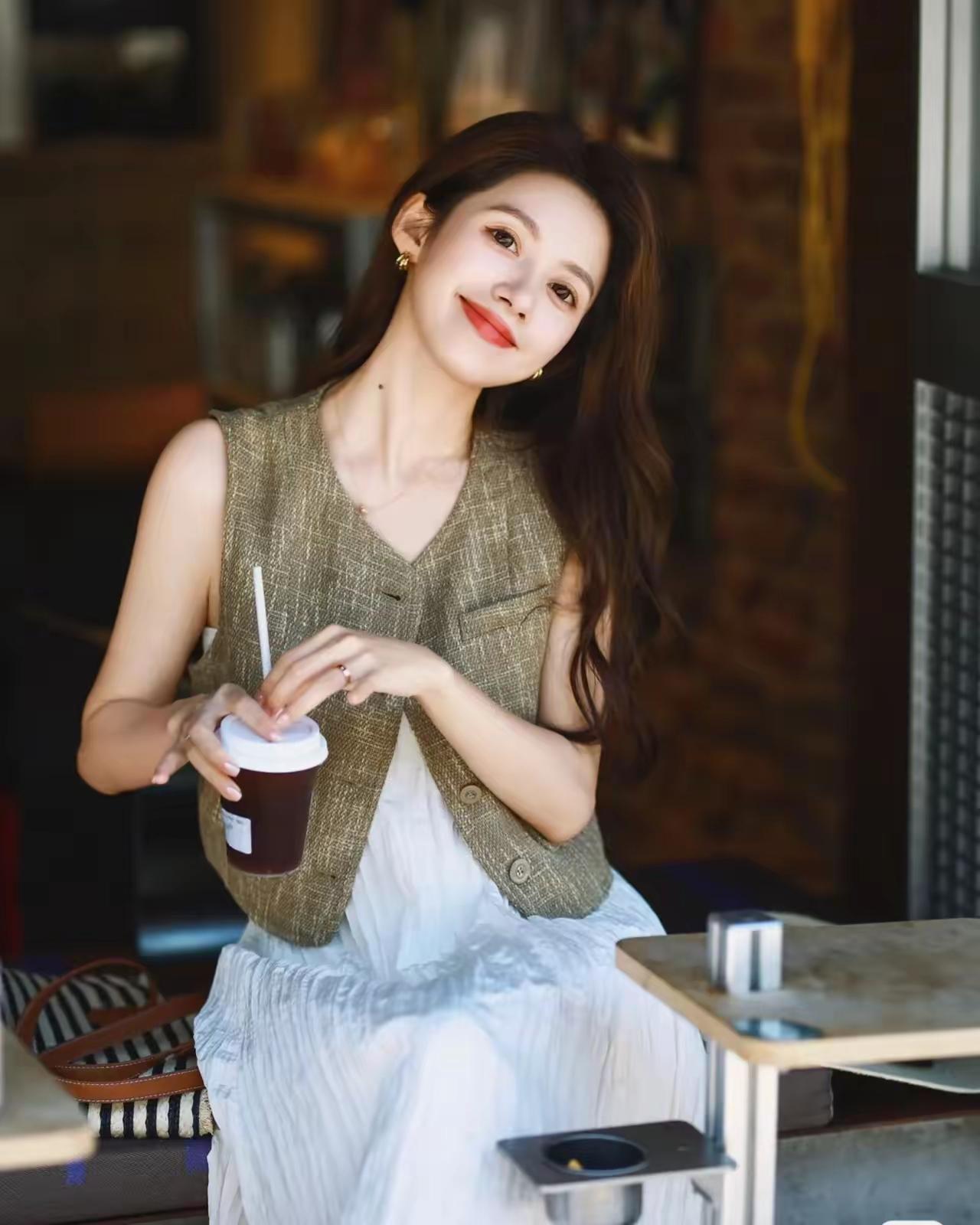 咖啡时光，优雅相伴，享受美好午后。🌟🍃