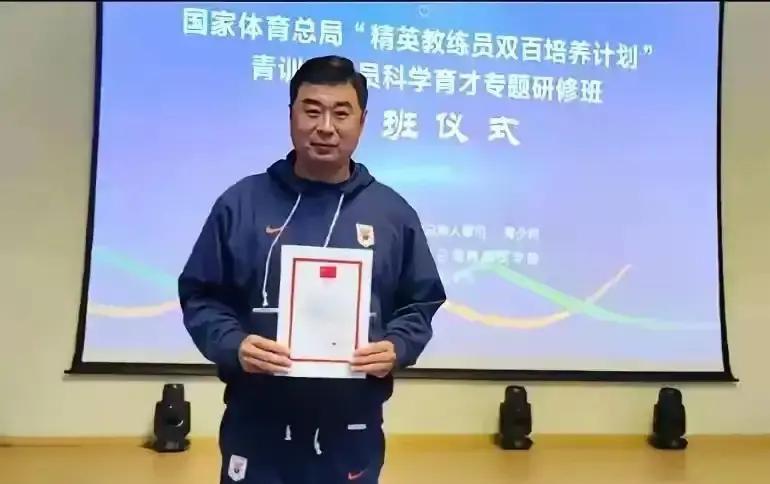 3天换帅3次，泰山疯了？亚冠淘汰赛开踢前，泰山教练组像被按下快进键。韩鹏突