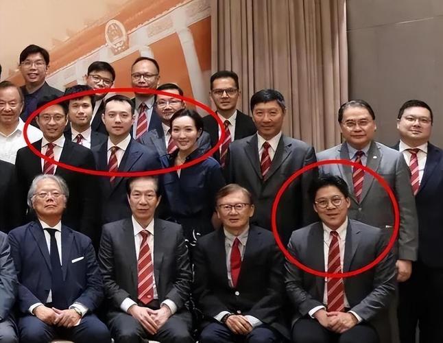 霍启刚与何超欣密会三小时2025年12月30日，港媒曝光霍启刚（4