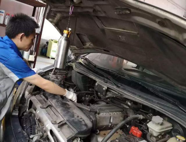 汽车电瓶没电前，早发了6个“求救信号”！看懂省几百换电瓶钱信号1：启动车辆