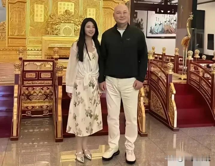 迟重瑞旁边这个美女看着好眼熟，就是叫不出名字来！[捂脸哭]