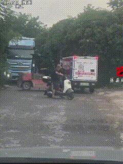 无人快递车：绑架啊！8月12日，浙江，无人快递车真是“死脑筋”，堵在大货车前面