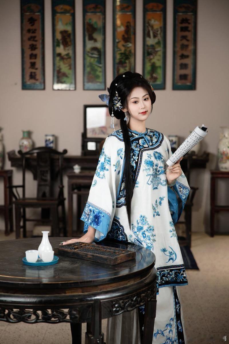 很多人疑惑，为什么太原流行清女装?我这么说吧，你说江南地主商人卖国那是图一乐，可