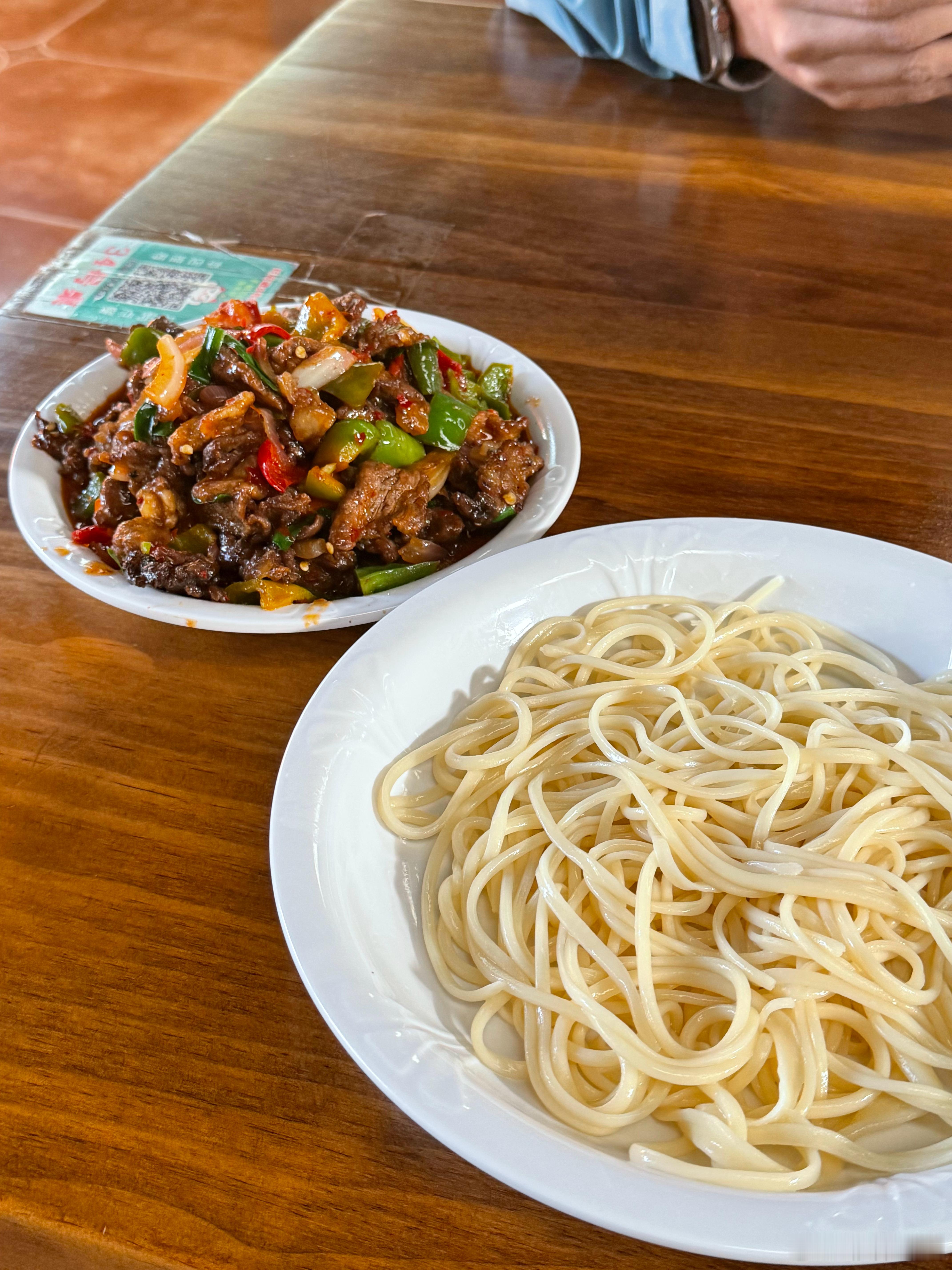 落地第一顿，托克逊过油肉拌面，每次来必吃，总觉得有一种出了新疆吃不到的味道​