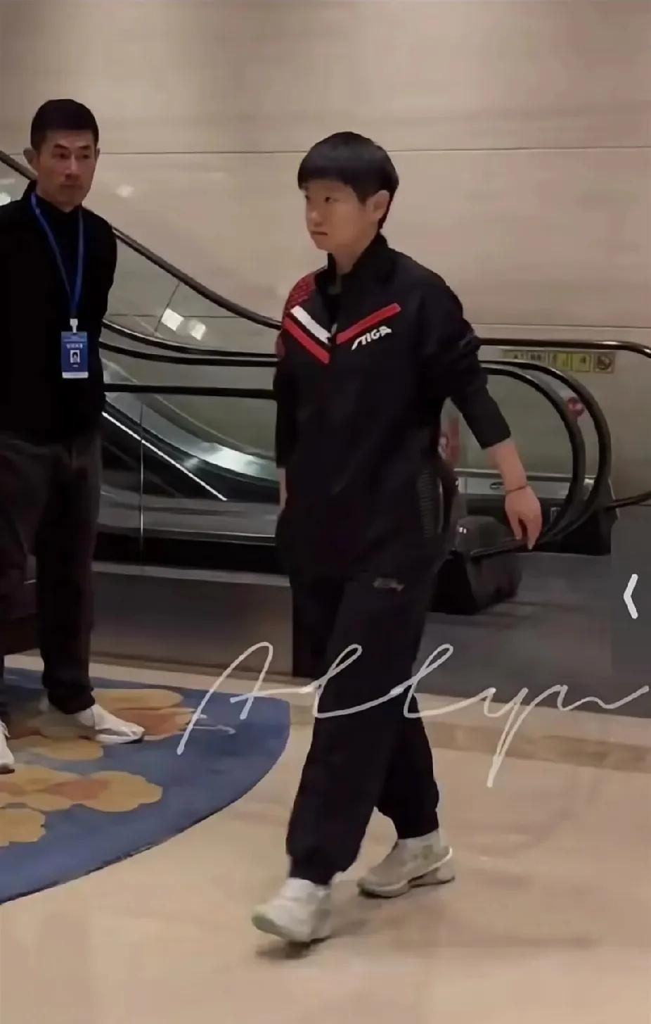 被孙颖莎的魅力狙击在多哈，孙颖莎身着新服装现身，简约运动风的穿搭衬得她格外