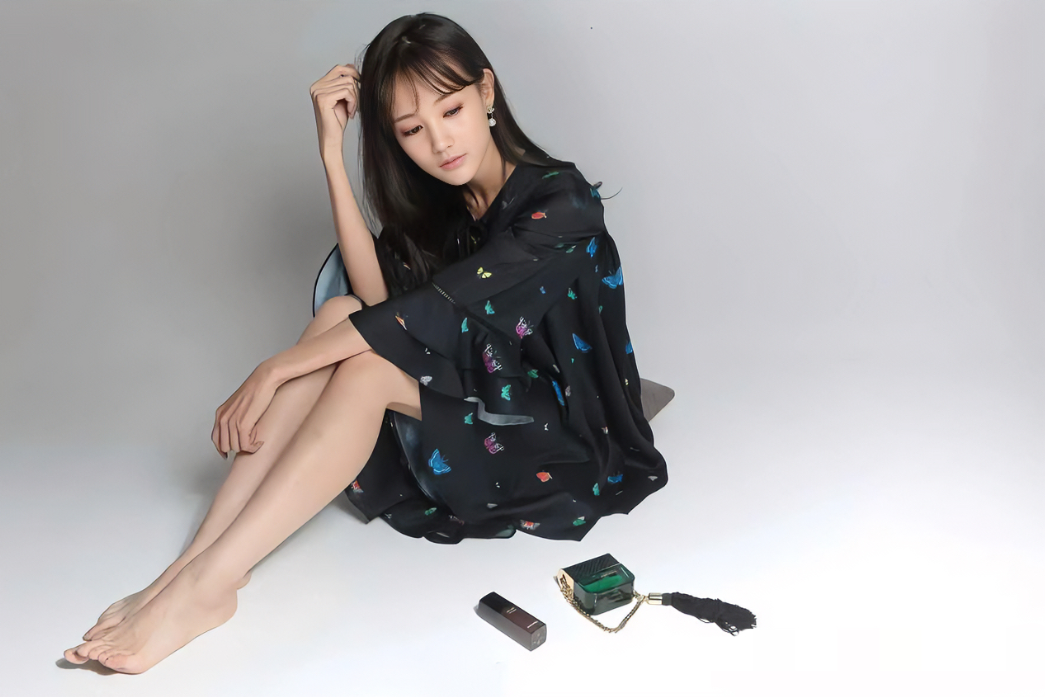 李一桐，165cm，光脚坐地上好美，这脚是不是很美呢？