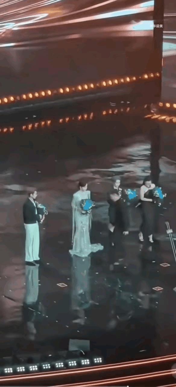 这一摔摔的不轻，整个人都趴在地上了。看了前后两个视频，才明白他是颁完奖以后准备
