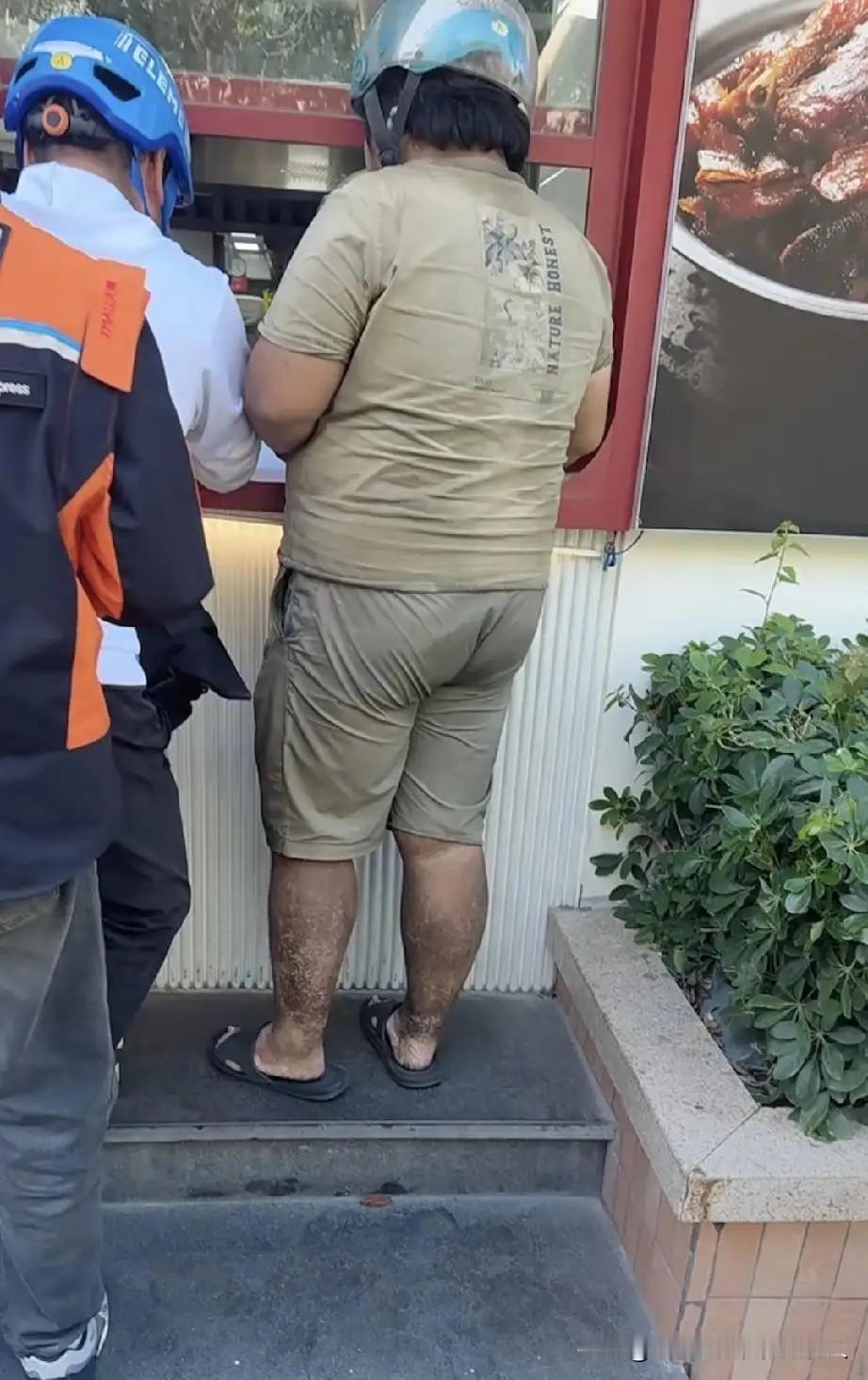 你们碰到这样的外卖员，这单敢接吗？刚刷到个外卖员的背影，直接给我看傻了——腿