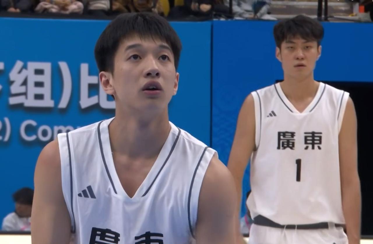 不得不说，杨溢太棒了！上场之后，完全改变了场上的走势，带领广东队完成18分逆转，