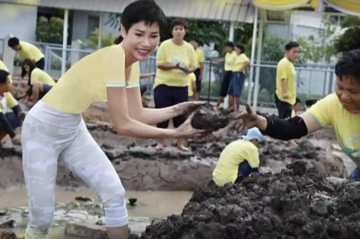 果然能在王室站稳脚跟的女人都不一般！刷到泰国贵妃诗妮娜的牢狱旧照，直接被她的心态
