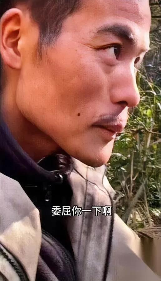 刀疤哥凌晨爬起来没喊人也没骂街摸出细沙绕营地撒了一圈。第二天太阳刚舔