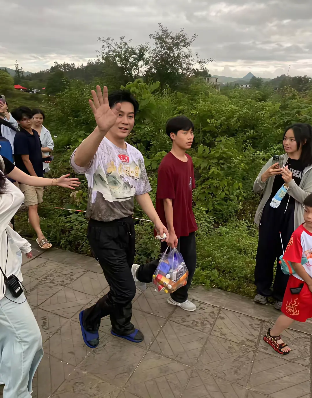 47岁李晨现身贵州山区，直接穿着拖鞋，私底下本人很普通，身材挺好，长相一般！