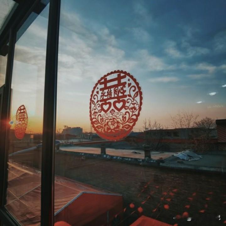 今天是农历三月三。在我们这个小镇有三月三地菜子煮鸡蛋这个习俗。早上5点多钟，我