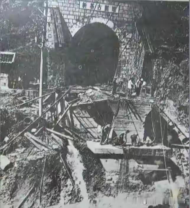 1981年7月9日凌晨1点41分，成昆铁路大渡河峡谷深处，一列载着275人的火车