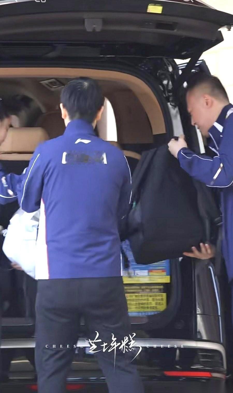 马琳追着莎莎说，“来，把衣服穿上点”。莎莎连连摆手，“不用不用，还好”。这画