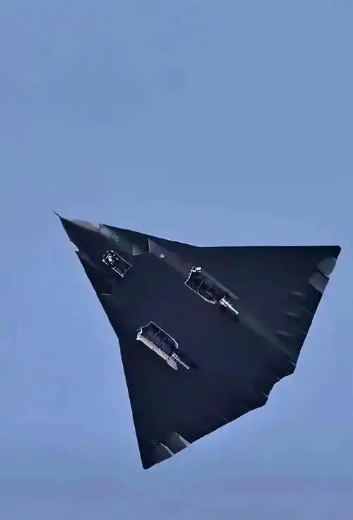 六代机从设计之初，就杜绝了被劫机的可能性。那如果六代机试飞员决心驾机叛逃，会发生