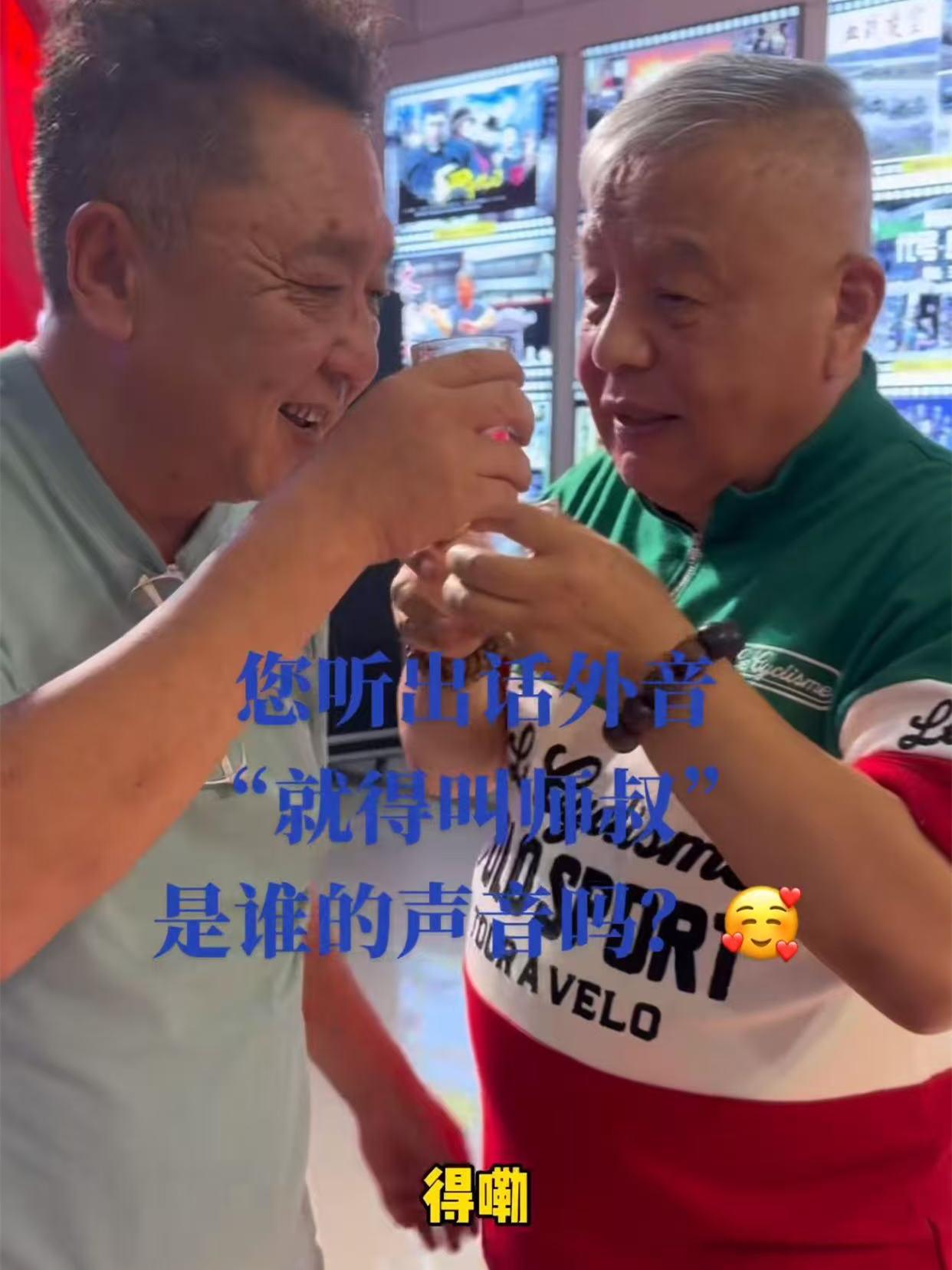 于谦带着家人参加聚会，与人聊天、碰杯，好不快活。于谦的生活状态，是令人羡慕的。这