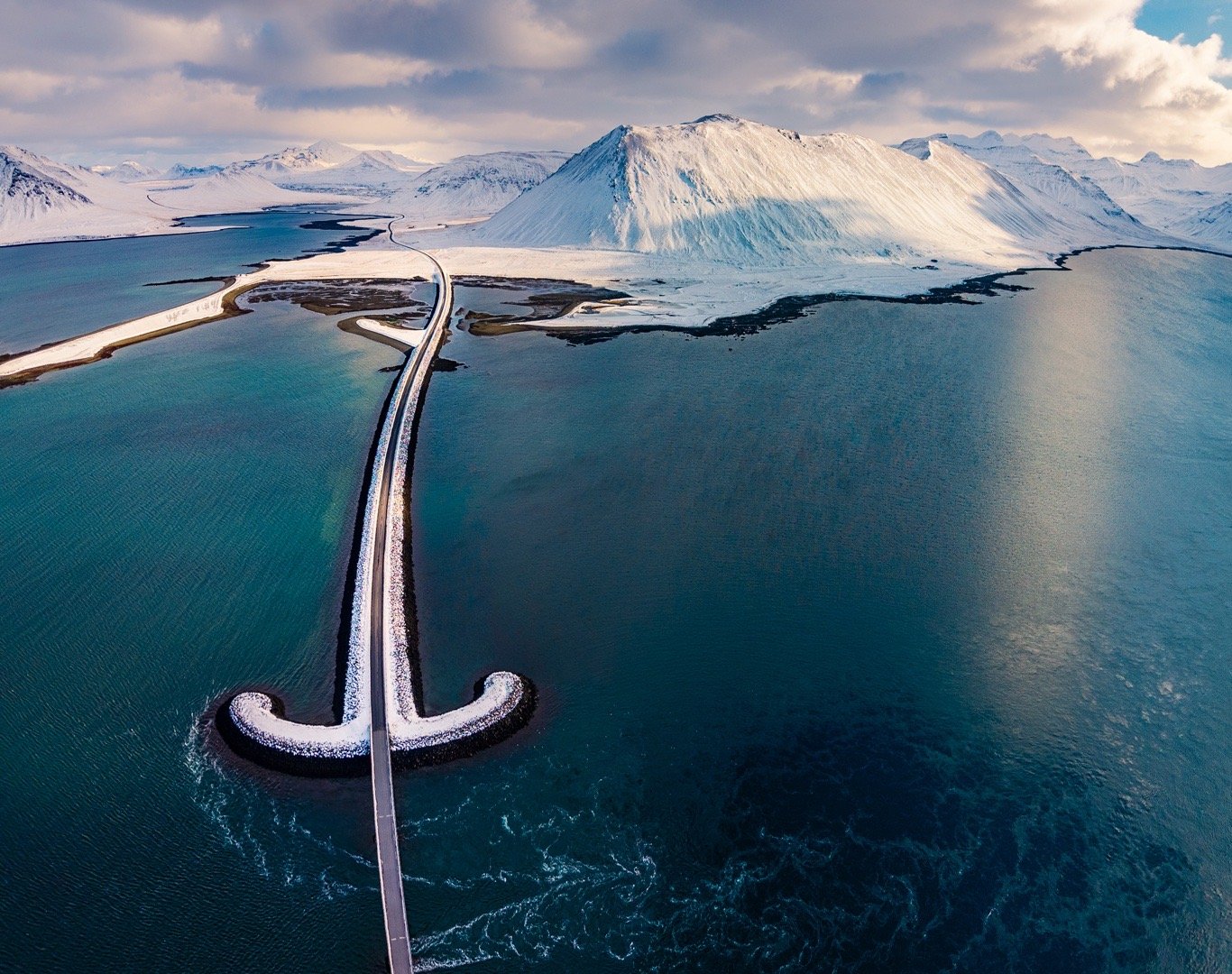 这不是一条路，而是一把通往北欧神话的维京之剑。冰岛，斯奈山半岛航拍。冰岛