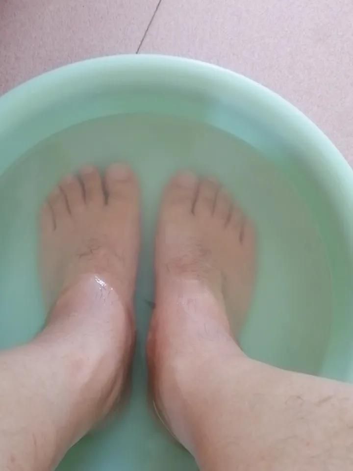 中午泡脚有四大好处！第一个好处：白天采光好，洗的干净。第二个好处：上午压力大