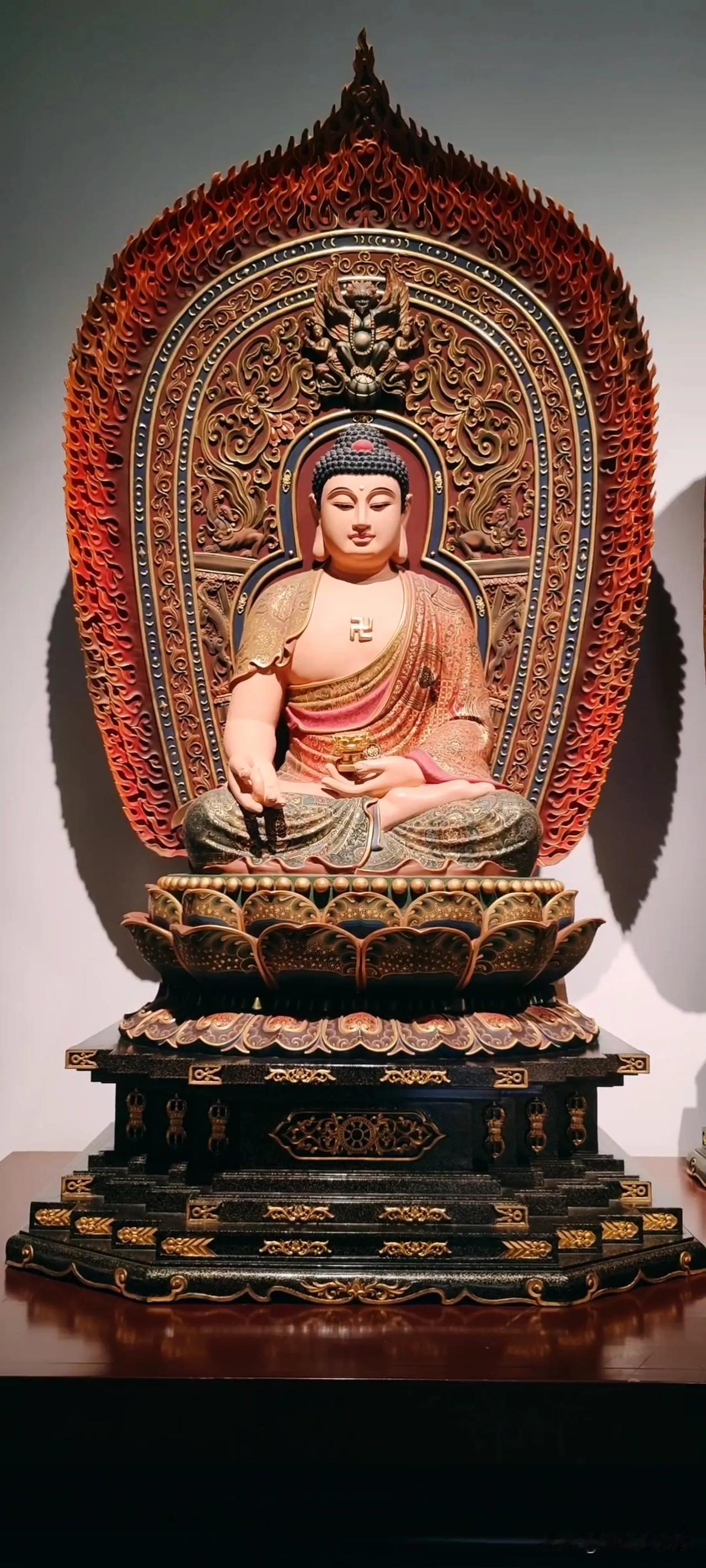 白马寺三世佛｜一眼读懂东方禅意踏入释源美术馆，三尊佛像静静伫立，诉说着过去