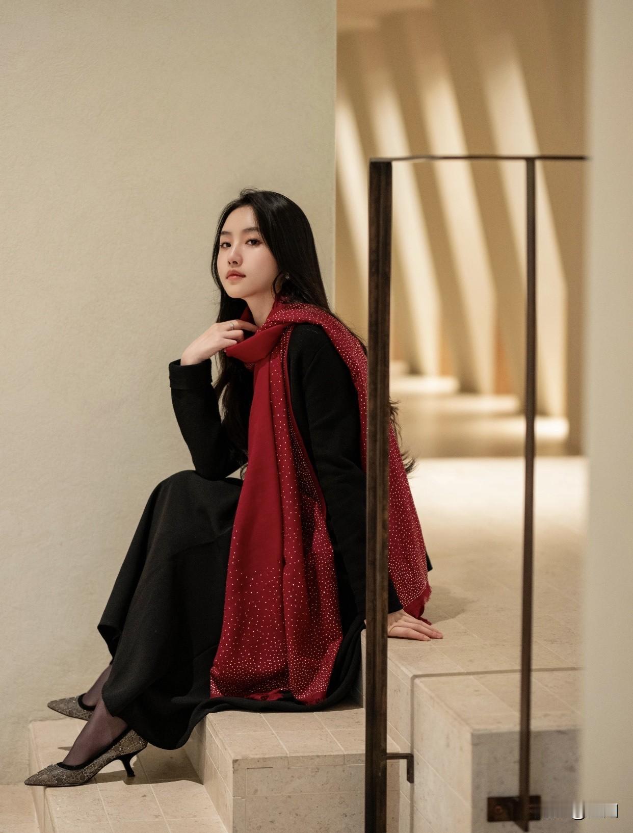 怎么评价一个人漂亮,气质,魅力?漂亮往往是第一眼的视觉感受，就像小区菜场妆容精致