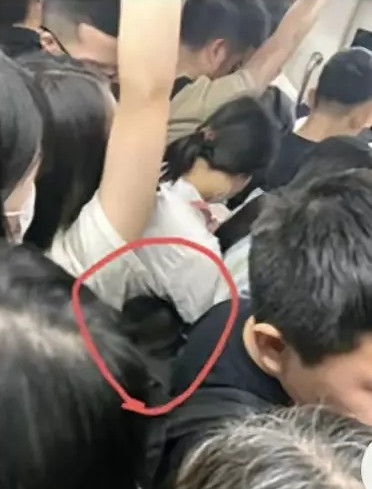 在地铁上看到的，离谱吗？