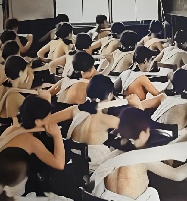 🌞1938年，日本国内，高中生上课一丝不挂地接受军国主义的熏陶时，留下的老