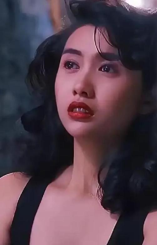 1997年邱淑贞和王晶分手后，不久便嫁给了百亿富豪沈嘉伟。结果结婚当天，沈嘉伟正