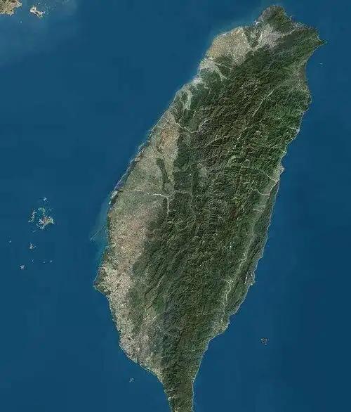 台海这潭水，表面上看是蓝绿两家在台上吵架，底下却有一条从1895年就埋下的暗线。