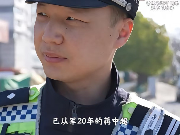 在正常值班查酒驾的时候 没想到一男子竟然酒驾 面对交警的检查 他拒绝检查#蒋仲超 #交警 #人民英雄 #感动瞬间 #感人