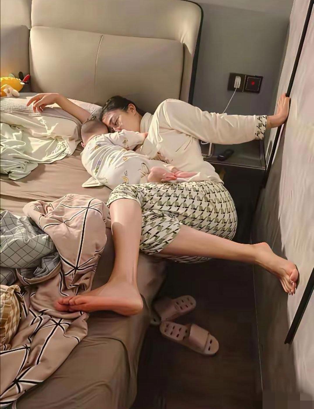 孩子妈哄睡太难了，不敢动位置，怕孩子没有睡实，带孩子太不容易啦。