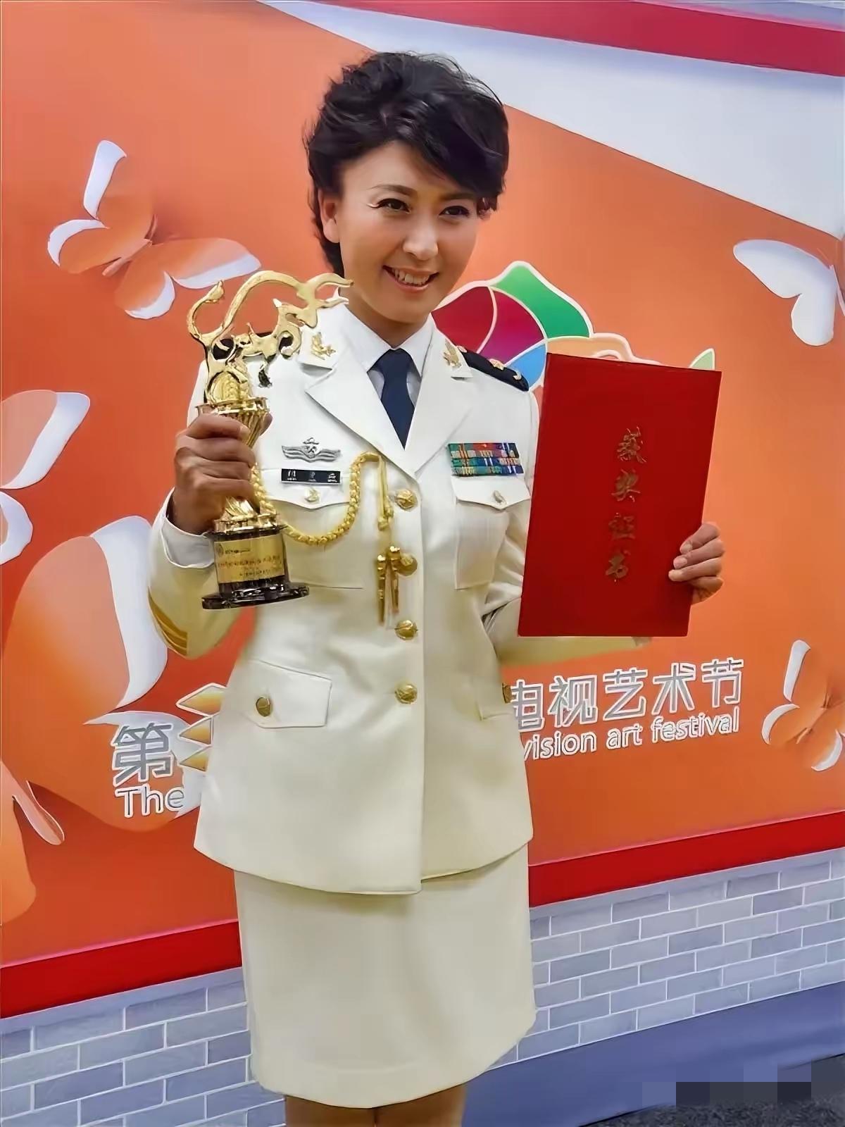 查了一下闫学晶，原来她是这么当上军人的！不是走后门，也不是粉丝托举，而是靠艺