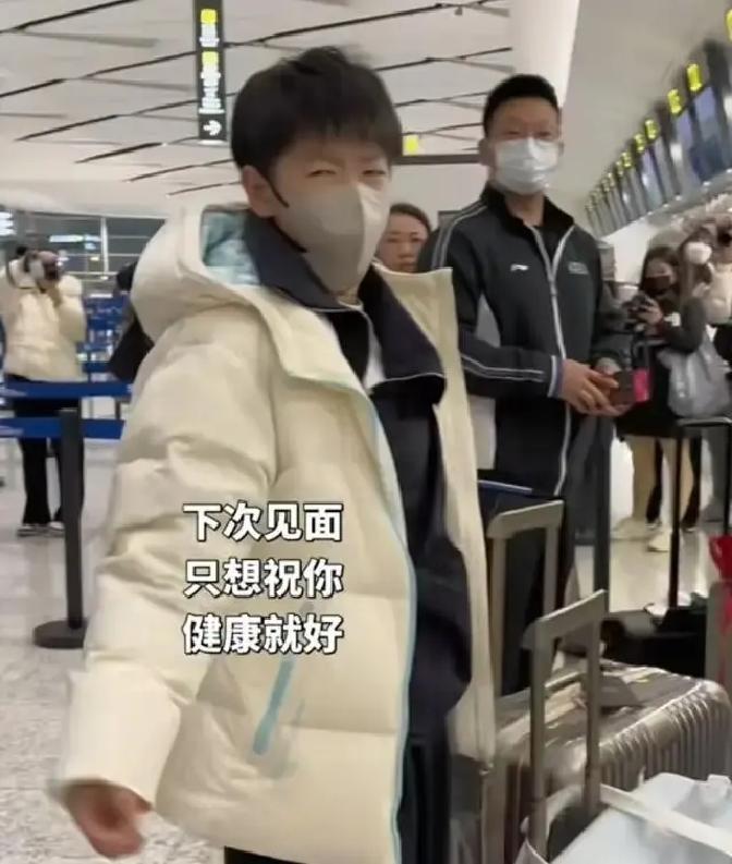 莎莎被拍到一瘸一拐回京，右脚几乎不敢着地，行李全由佳佳推着。前一天她还硬撑去外