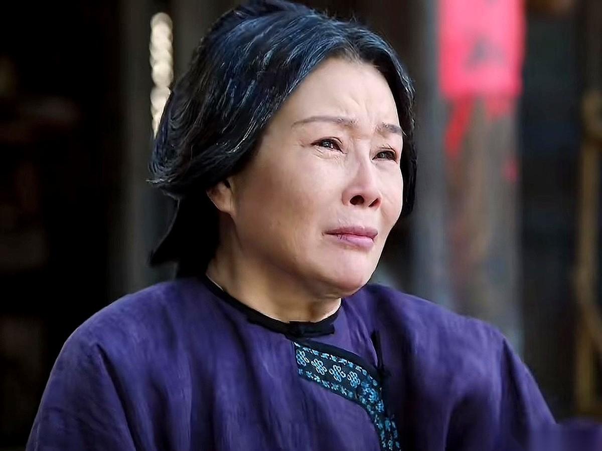 那个抛弃她、让她守了一辈子活寡的男人，最后，他的现任老婆，派人把她推下了悬崖。