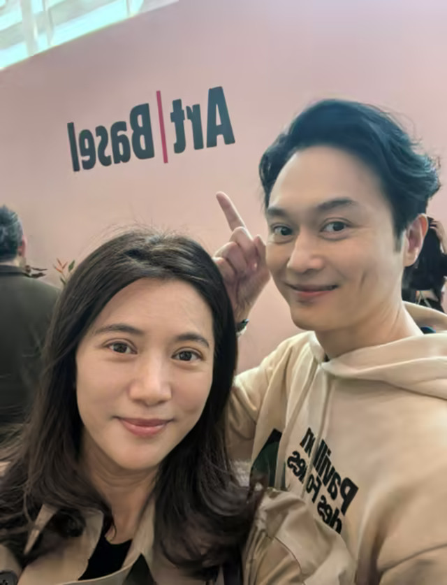 张智霖儿子放假回港，魔童185个头仪态变好，一家三口都盘靓条顺