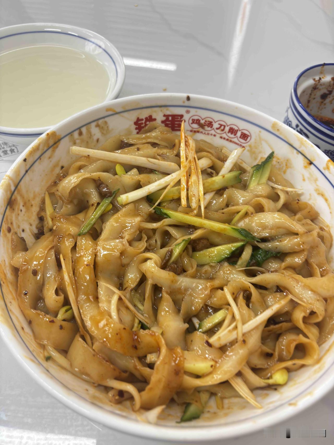 今天在西安兴隆社区吃的刀削面，大碗炸酱面，15元，味道一般，不知道咋的，太咸了，