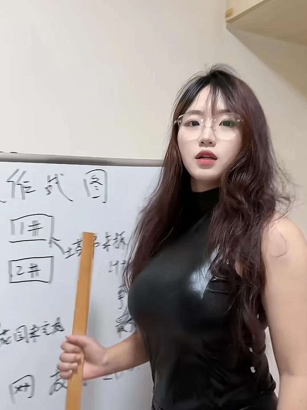 这位中原御府的维权女业主最近画风突变，可能是为了保持热度，怕以前的作品大家出现审