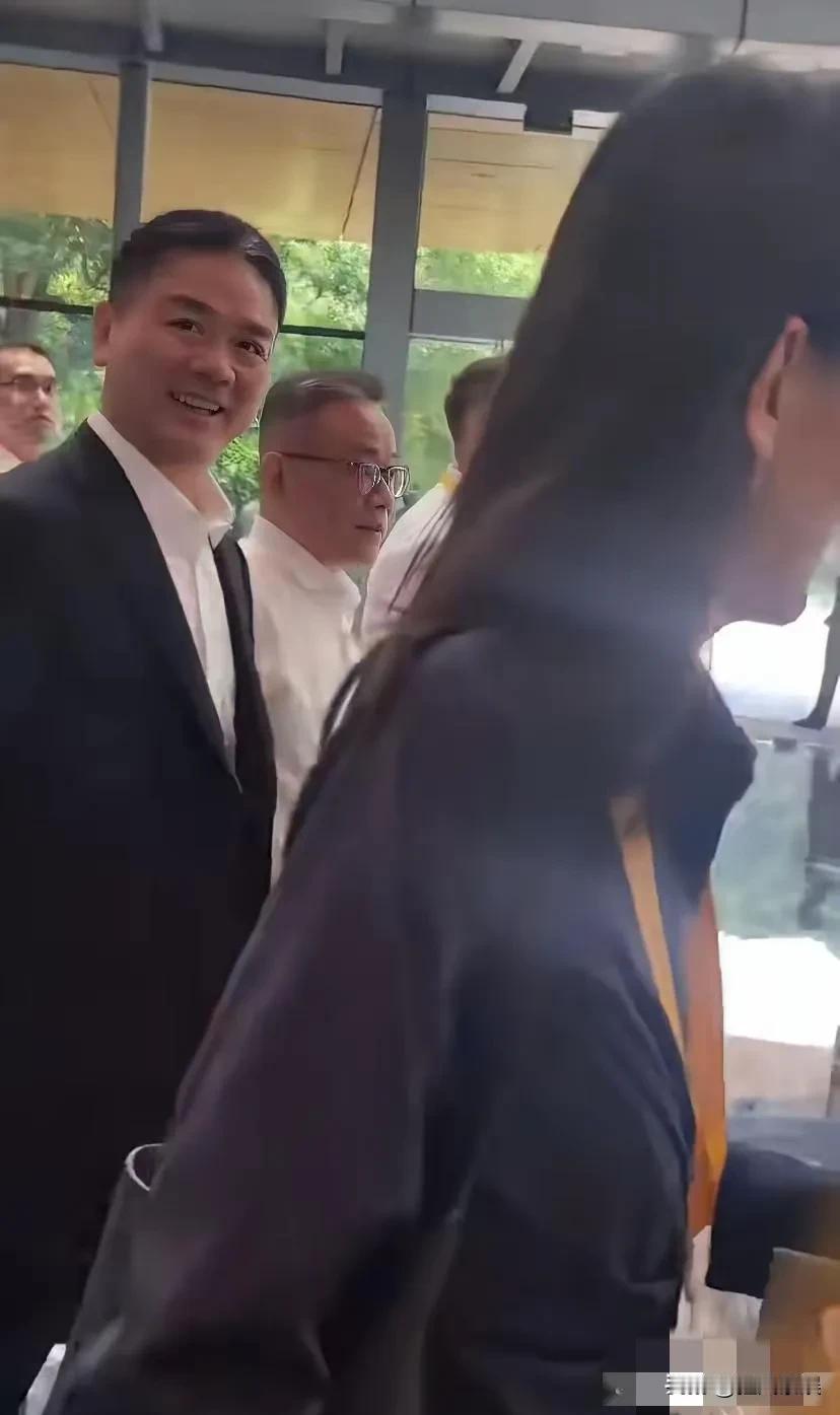 刘强东，也挺难的！近日，刘强东引起热议，是因为路上偶遇了刘强东，喊了声东哥，