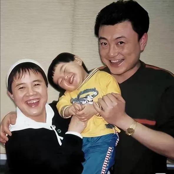 2002年，知名主持人王宁、金龟子、女儿，一张珍贵的合影，令人羡慕的伴侣，携手走