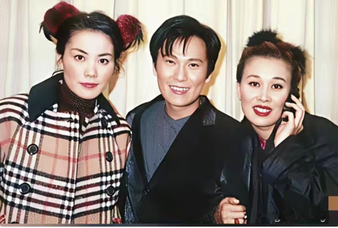 1998年春晚后，王菲和张信哲、那英的合影，就数王菲最出挑。别的女星头上扎两