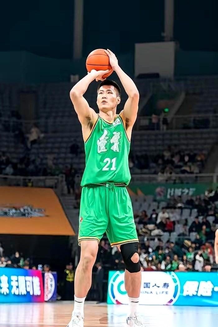 吴昌泽在三场季前赛里三分球投出了9投8中。而在杨鸣严苛的执教下，他一度紧张到命