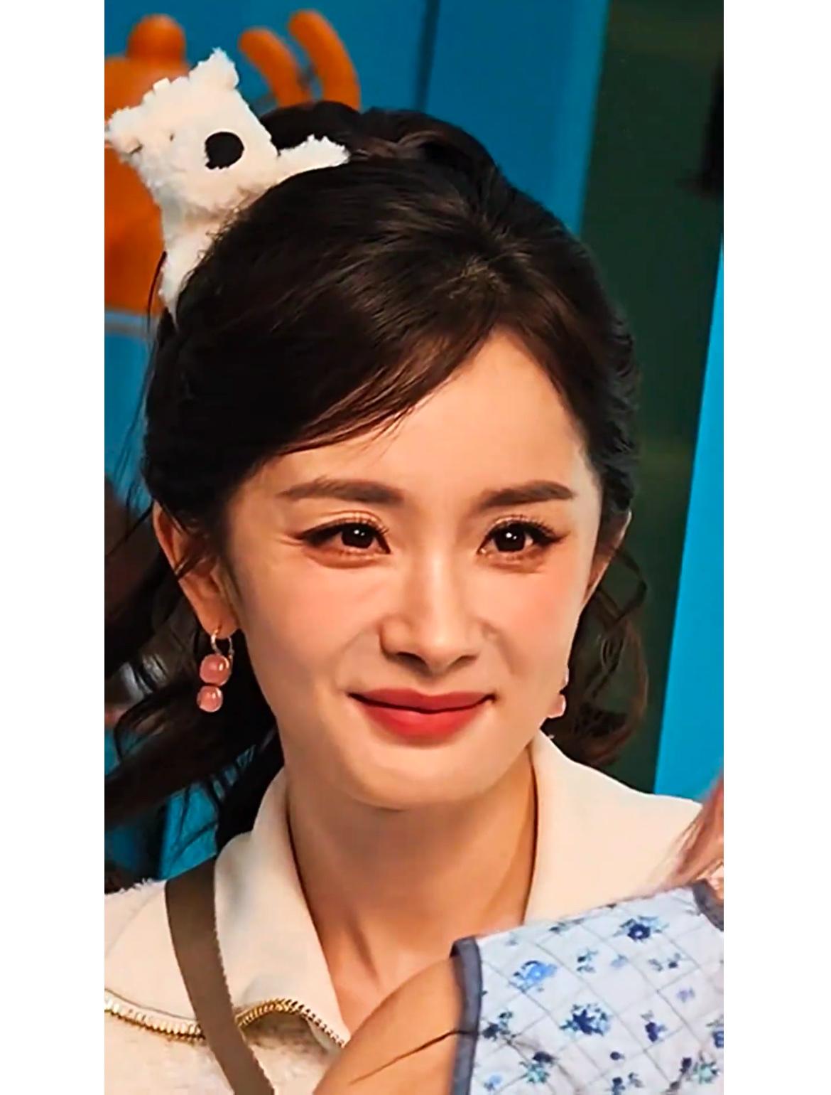 我是真的分不清真假了杨幂昨天线下活动重回18岁立马我就刷到了无滤镜版真真假