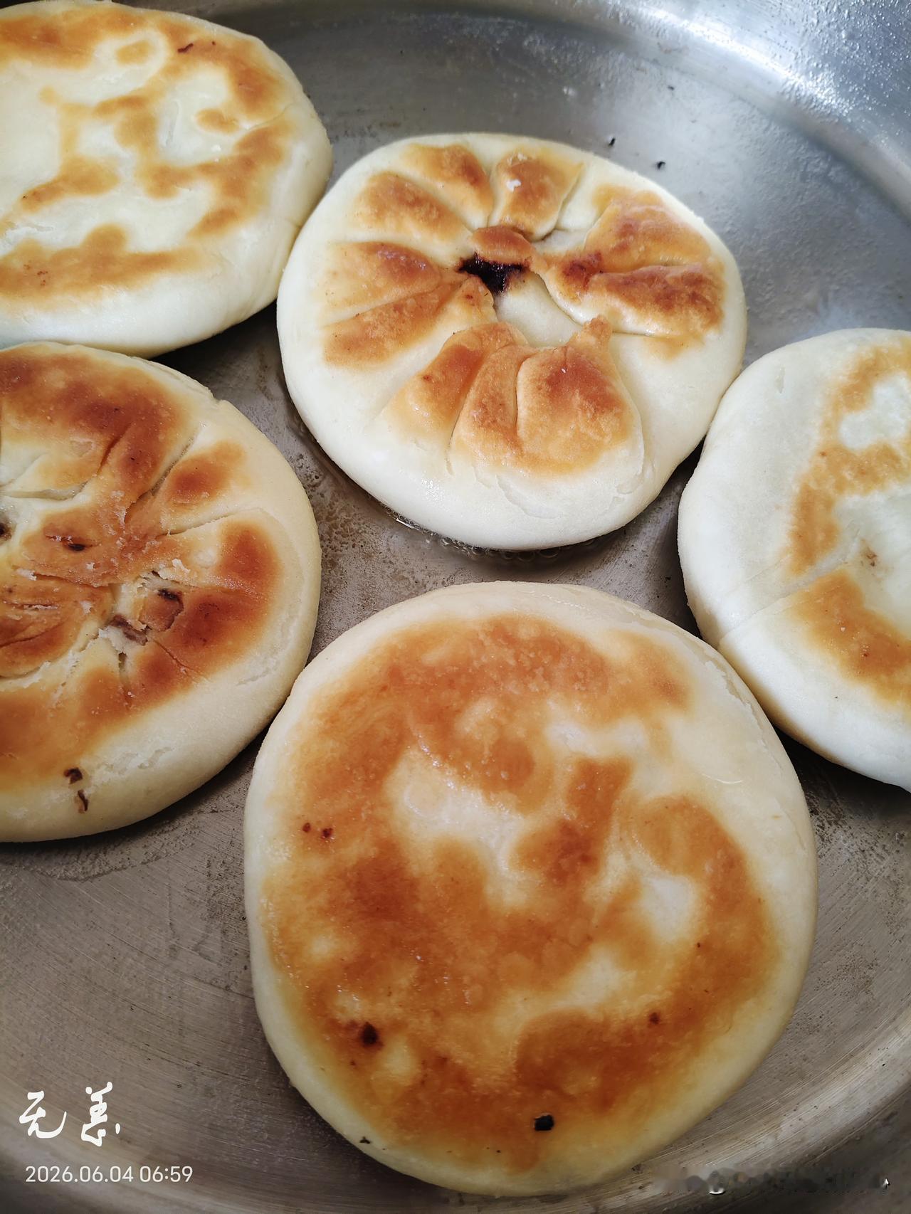 昨天朋友说她吃过对面小区里一个人做的豆沙饼，特别好吃，一下子勾起了我俩的馋虫。