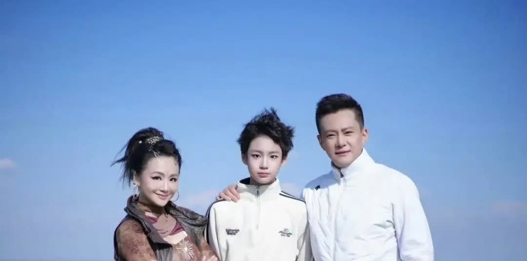 51岁曹颖晒全家合照，老公王斑带儿子来探班，14岁王子精致的像个女孩，这样的一家
