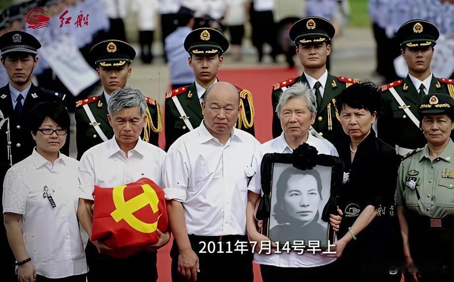 2010年,一张照片触动了无数人的心弦——画面中,白发如雪的朱晓枫小心翼翼地捧着