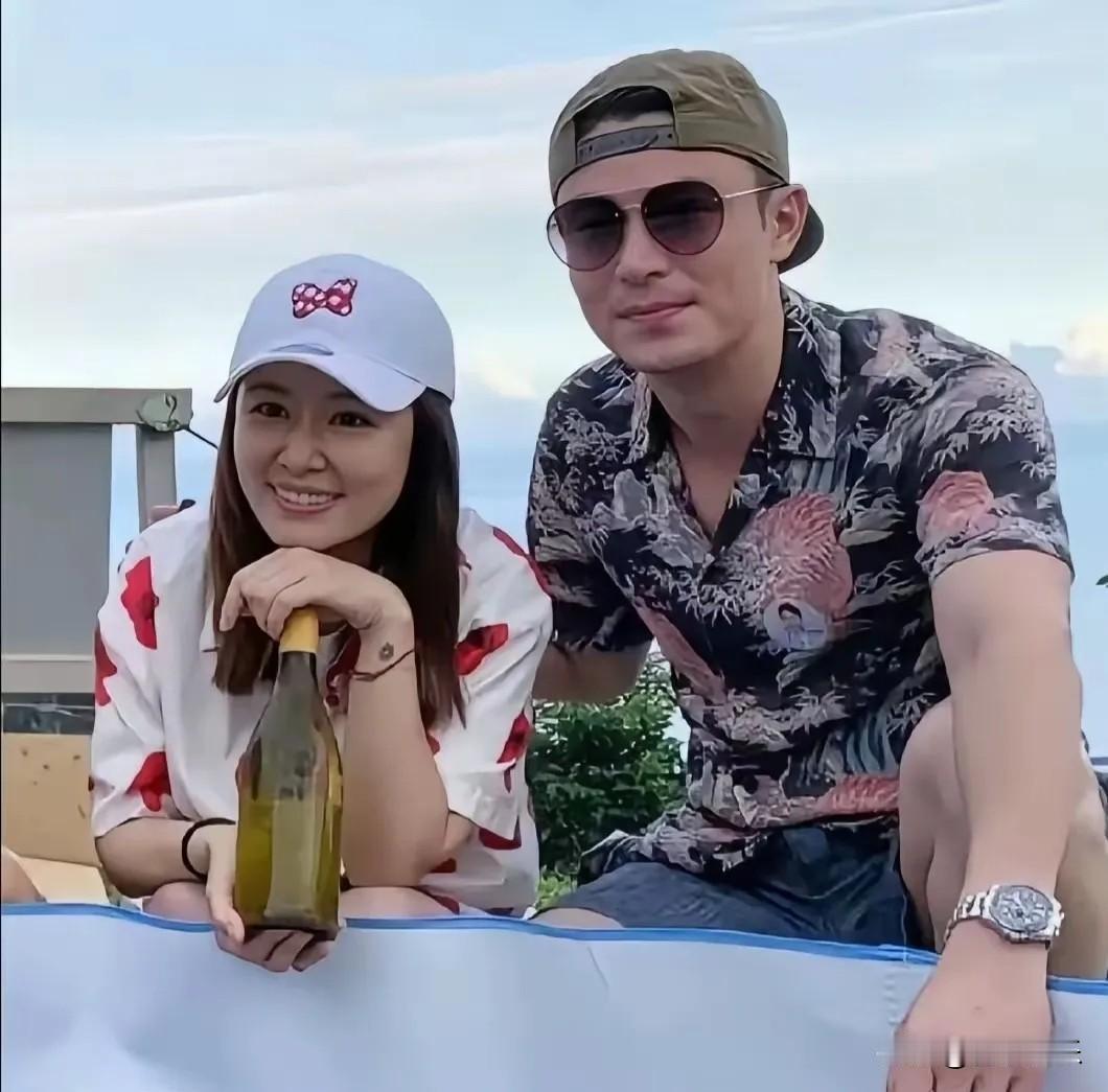 主持人问林心如:“你们家的伙食是不是特别丰盛，天天都吃山珍海味？”林心如摆摆手