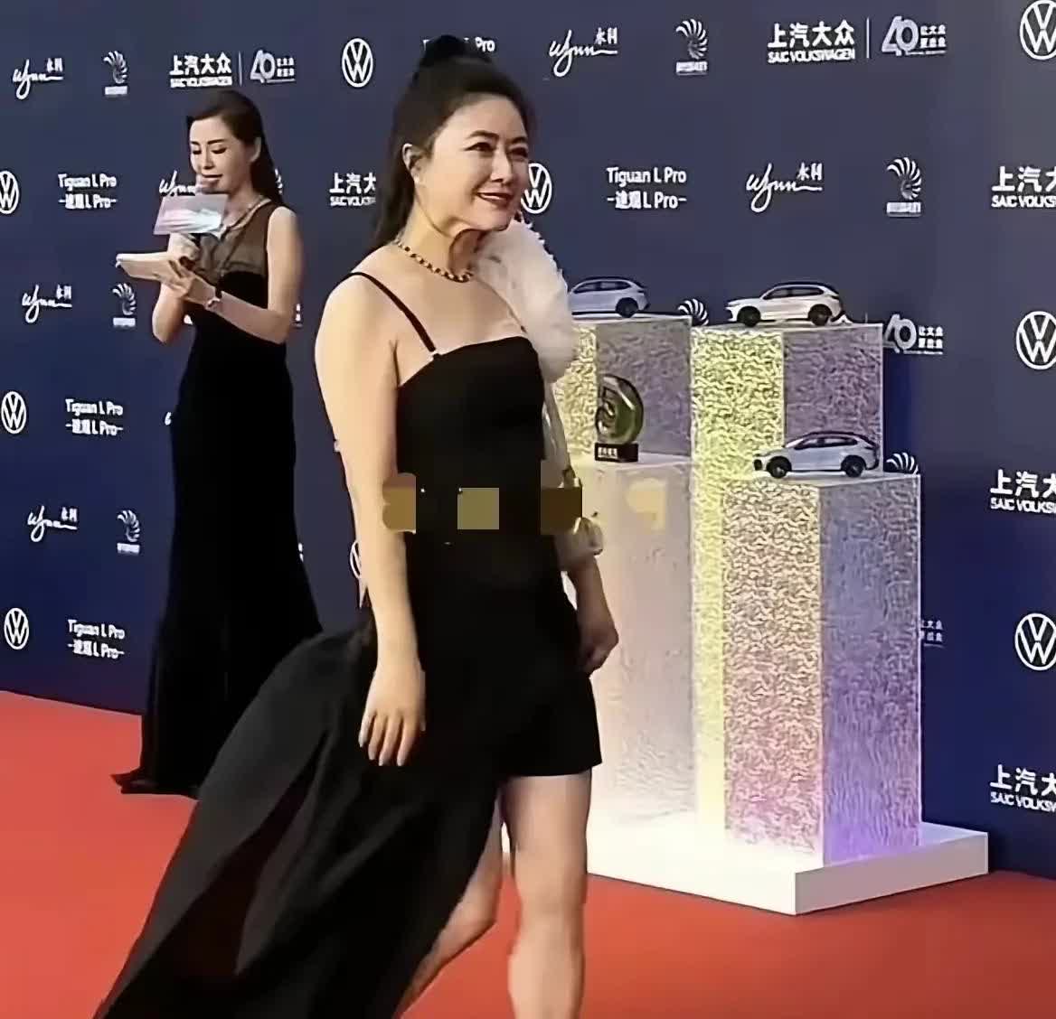 曾经国色天香的女神，现在肩塌，脖子前倾，太吓人了，虽然穿的很年轻，但是满满的老年